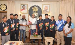  असम के तैराकों ने राज्यपाल श्री डेका से की सौजन्य भेंट