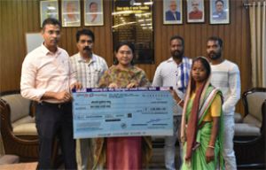  कलेक्टर ने विद्युत दुर्घटना में मृत ईश्वर साहू के उत्तराधिकारी को 4 लाख की आर्थिक सहायता राशि का चेक प्रदान किया
