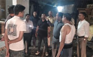  फाफाडीह अग्निकांड: कलेक्टर ने आधी रात घटनास्थल पहुंचकर लिया जायजा