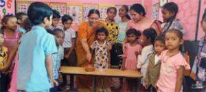  बच्चों के चेहरों पर मुस्कान, कर्मचारियों का जन्मदिन बना यादगार