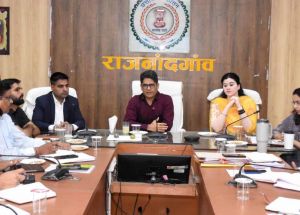 प्रभारी सचिव ने जिला अधिकारियों की समीक्षा बैठक ली