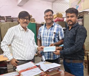 सम्पत्ति कर राशि का चेक प्राप्त कर जमा कराया गया