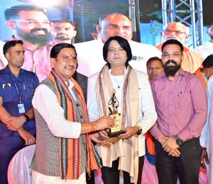 मल्हार महोत्सव 2026 में छत्तीसगढ़ के मेलोडी किंग नितिन दुबे की शानदार प्रस्तुति ने किया दर्शकों को मंत्र मुग्ध