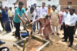  संभागायुक्त एवं कलेक्टर ने ग्राम अरमरीकला में सोख्ता गड्ढा के निर्माण में किया श्रमदान 