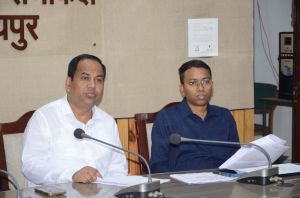 बारिश से पहले सीसी रोड, नाली इत्यादि निर्माण कार्य पूर्ण करें, कलेक्टर ने दिए निर्देश