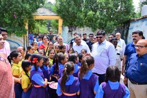 शिक्षा मंत्री गजेन्द्र यादव पहुँचे प्रा. स्कूल, बच्चों से संवाद कर पढ़ाई करने प्रेरित किये