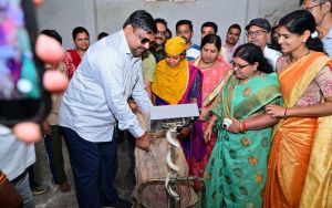 उचित मूल्य की दुकान पहुँचे मंत्री गजेन्द्र यादव, स्वयं हितग्राही को चावल मापकर मशीन की सटीकता जांचे