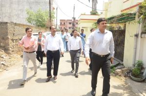  कलेक्टर उतरे फील्ड पर, गलियों में घूमकर मकान के नंबरिंग का किया निरीक्षण