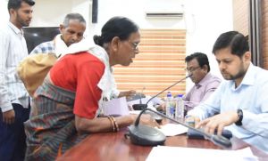  किसानों ने खेतों की जल निकासी की समस्या के समाधान हेतु जनदर्शन में लगाई गुहार 