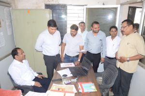 कलेक्टर ने चंगोराभाठा पटवारी कार्यालय का किया आकस्मिक निरीक्षण