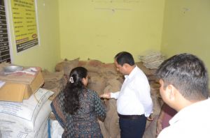  कलेक्टर ने पीडीएस दुकान का किया औचक निरीक्षण