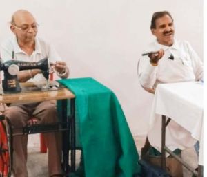 सियान गुड़ी में पहुंचे बुजुर्ग, सिलाई मशीन सीखकर सील रहे घरेलू कपड़े