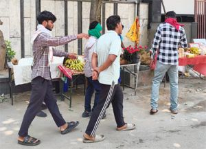 निगम जोन 7 नगर निवेश विभाग ने ठेलों, गुमटियों को हटाया 