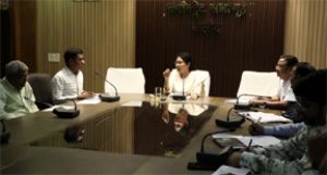  कलेक्टर ने धान उठाव के संबंध में अधिकारियों की ली बैठक