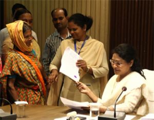  कलेक्टर श्रीमती मिश्रा ने जनदर्शन में सुनी आम लोगों की समस्याएं