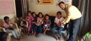  बच्चों के चेहरों पर मुस्कान, कर्मचारियों का जन्मदिन बना यादगार