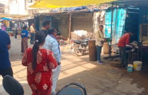 निगम स्वास्थ्य अधिकारी ने तेलीबांधा में दैनिक बाजार में स्वच्छता का किया औचक निरीक्षण