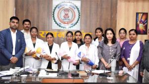  कलेक्टर ने महिला स्वास्थ्य कार्यकर्ताओं को कृत्रिम बेबी का किया वितरण