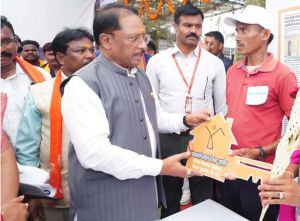  सिलगेर के माड़वी कोसा ने अपने हाथों से बनाया अपना घर, मुख्यमंत्री ने सौंपी खुशियों की चाबी 