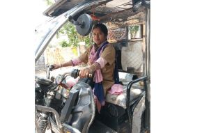 दीदी ई-रिक्शा योजना से भुनेश्वरी साहू बनीं आत्मनिर्भर