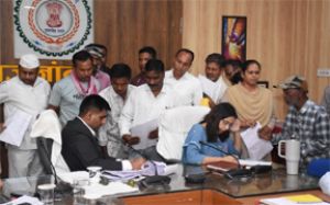  कलेक्टर ने जनदर्शन में गंभीरता से सुनी नागरिकों की समस्याएं