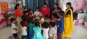  बच्चों के चेहरों पर मुस्कान, कर्मचारियों का जन्मदिन बना यादगार 