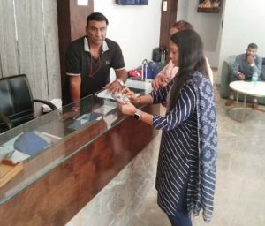    गन्दगी मिलने पर होटल त्रिमूर्ति इन पर 10 हजार रूपये  का चालान