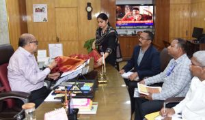   राज्यपाल ने कोसा वस्त्रों के नवाचार और बुनकरों के आर्थिक सशक्तिकरण पर दिया जोर