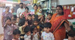  बच्चों के चेहरों पर मुस्कान, कर्मचारियों का जन्मदिन बना यादगार