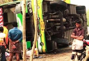 कोण्डागांव में बस अनियंत्रित होकर पलटी, 9 यात्री घायल