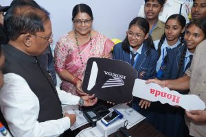  प्रोजेक्ट सिग्नल के विजेता विद्यार्थियों को मुख्यमंत्री ने सौंपी एक्टिवा की चाबी  