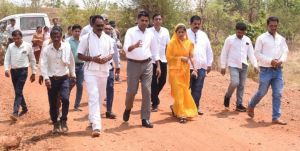  कलेक्टर ने ग्राम घुपसाल में नाला बोरी बंधान कार्य का किया अवलोकन