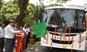 राज्यपाल डेका ने खैरागढ़ विश्वविद्यालय की नई बस को दिखाई हरी झंडी