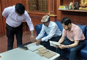  कलेक्टर अभिजीत सिंह ने प्राचीन पांडुलिपियों के संरक्षण एवं डिजिटलीकरण पर दिए दिशा-निर्देश