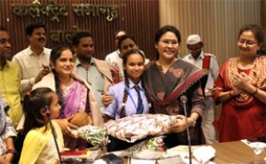  कलेक्टर ने इसरो के यंग साइंटिस्ट प्रोग्राम में चयनित होने वाली सेजेस कन्नेवाड़ा की होनहार विद्यार्थी हिमांशी साहू का किया सम्मान