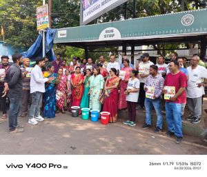 ठेलों, गुमटियों के संचालकों, आमजनों के मध्य भजन कीर्तन के माध्यम से दिया सकारात्मक स्वच्छता संदेश, ठेला गुमटियों के संचालकों सहित आमजनों को सामूहिक स्वच्छता शपथ दिलवाई