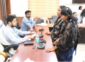  निजी स्कूलों की फीस वृद्धि से नाराज अभिभावक पहुँचे जनदर्शन