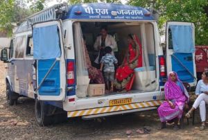  ​वनांचलों की 'संजीवनी' बनी मोबाइल मेडिकल यूनिट: साढ़े तीन माह में 2000 से अधिक ग्रामीणों का हुआ निःशुल्क उपचार