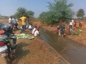  निस्तारी पानी ले जाने बड़गांव के युवा माइनर में उतरे , तोड़फोड़ की  मरम्मत के साथ चौकसी भी 