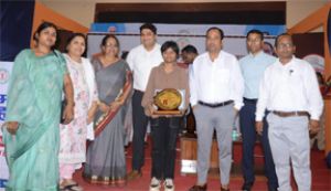  हाईस्कूल एवं हायर सेकेण्डरी परीक्षा में उत्कृष्ट परिणाम लाने वाले शिक्षकों एवं विद्यार्थियों का सम्मान