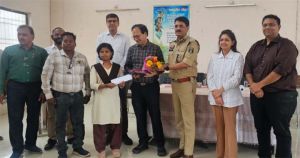  कलेक्टर ने मेधावी विद्यार्थियों का किया सम्मान, प्रयास विद्यालय के परिणामों की सराहना