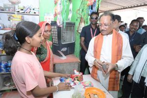 मुख्यमंत्री साय पहुंचे &lsquo;लखपति दीदी&rsquo; सुमिला की किराना दुकान : लौंग-इलायची से हुआ आत्मीय स्वागत