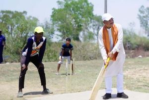  जब मुख्यमंत्री उतरे मैदान में: सुशासन तिहार में बच्चों संग खेला क्रिकेट, बढ़ाया हौसला