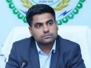 कलेक्टर ने आधी रात को जिला अस्पताल का किया औचक निरीक्षण