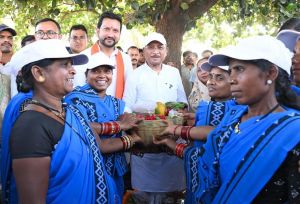  सुशासन तिहार: सरोधी में महिला स्व सहायता समूह ने मुख्यमंत्री को भेंट की स्थानीय उत्पादों की टोकरी