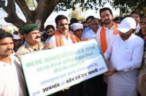  सुशासन तिहार: मुख्यमंत्री ने समाज प्रमुख को सौंपा टेंट एवं बर्तन सामग्री, ग्राम आमगांव में बढ़ेगा रोजगार
