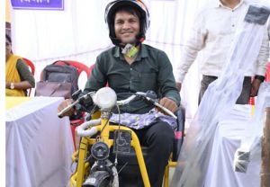  ​सपनों को मिले पहिए: भीमा मारकंडे की 'बैसाखी' से 'आत्मनिर्भरता' तक की प्रेरक यात्रा