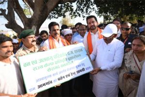 मुख्यमंत्री साय ने समाज प्रमुख को सौंपा टेंट एवं बर्तन सामग्री, ग्राम आमगांव में बढ़ेगा रोजगार