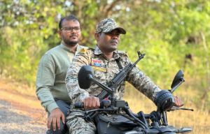  सुशासन की मोटरसाइकिल से दुर्गम पहाड़ों तक पहुँचे कलेक्टर-एसपी 