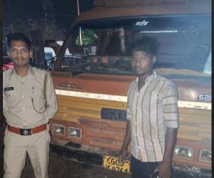 रेत का अवैध भण्डारण से परिवहन करने पर 2 माजदा जप्त